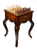 Стол на четырёх ножках для игры в шахматы с резьбой и с комплектом фигур