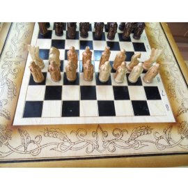 Шахматный стол с резными деревянными фигурами и два пуфика - img1643_49719_big.jpg