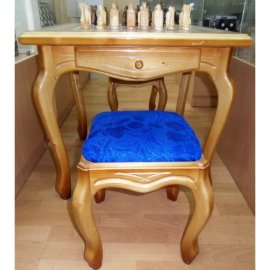 Шахматный стол с резными деревянными фигурами и два пуфика - img1643_83665_big.jpg