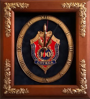 Настенные часы "100 лет ФСБ" в деревянной раме