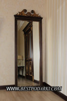 Зеркало напольное в деревянной раме с резьбой