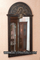 Зеркало в деревянной раме с резьбой