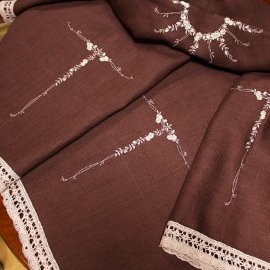 Льняная скатерть Инна с винтажной вышивкой Тонкие розы - 13 шт - korich-dlinnye-rozy-3.jpg