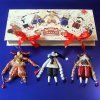 Куклы Три клоуна в подарочной коробке с двумя бантами