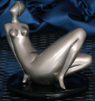  Скульптура «Обнаженная Дама» на черной базе