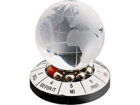 Десижн-мейкер со стеклянным шаром и картой мира