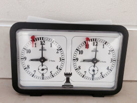 Механические часы Арадора в пластиковом корпусе Размер часов 16,5 х 11 х 5,5 см.