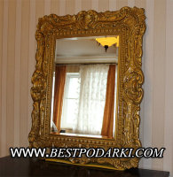 Зеркало в деревянной резной раме в классическом стиле